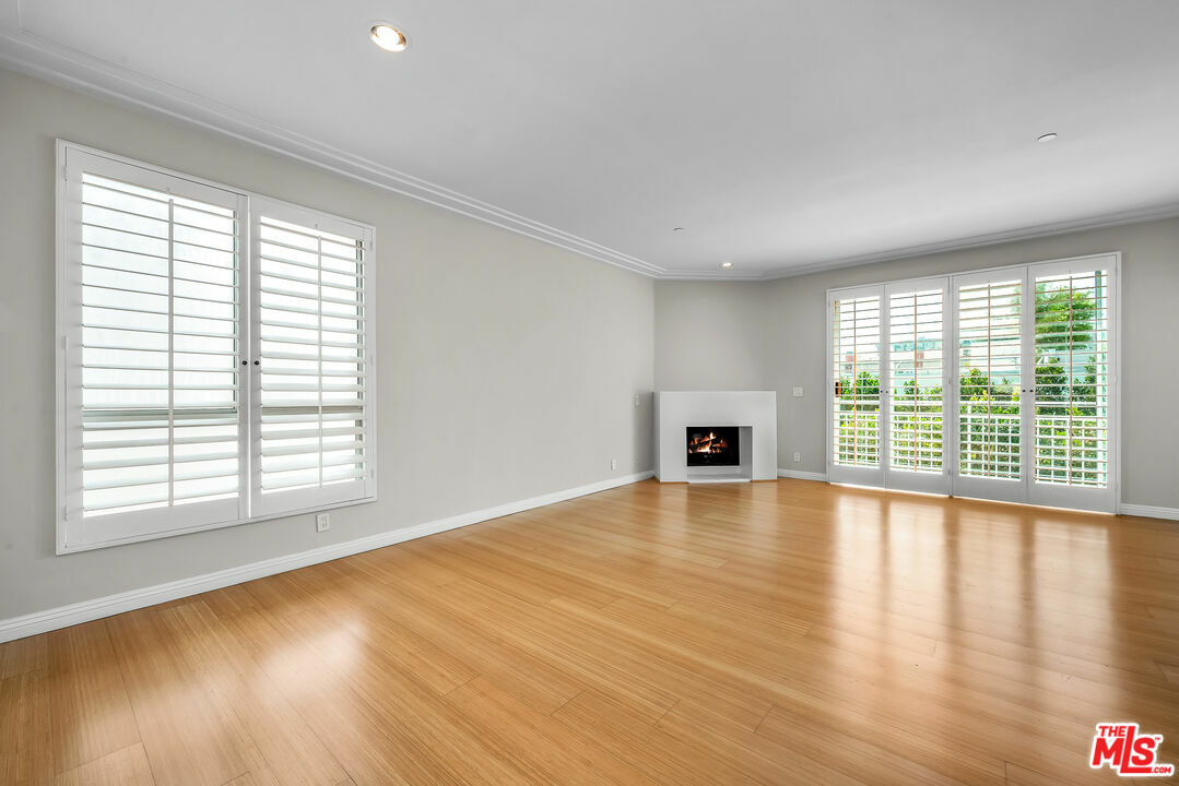 Property Photo: 117 S Clark Dr CA 90048