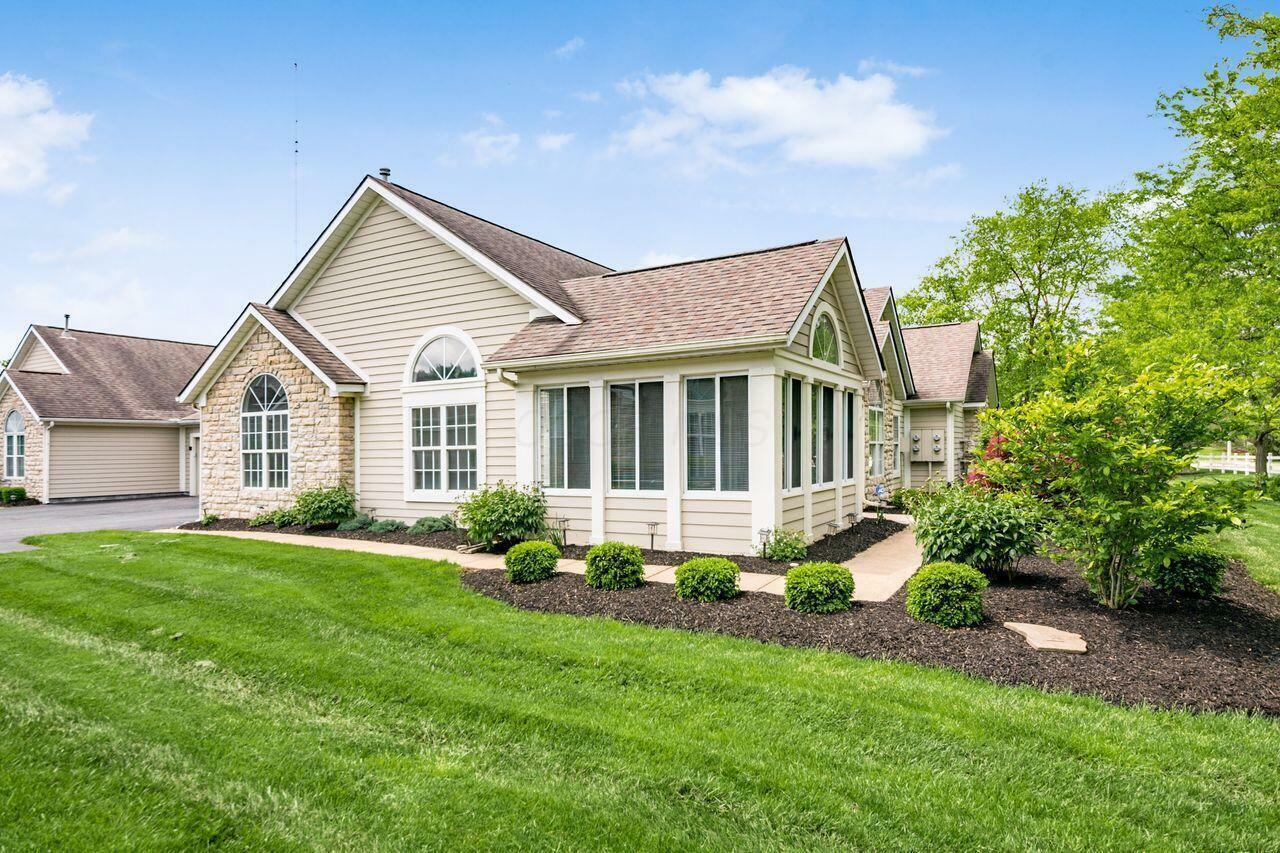 Property Photo: 6323 Pinehurst Pointe OH 43082