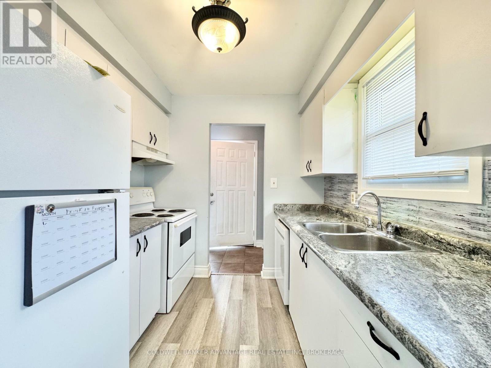 Photo de la propriété:  37 Mayfair Drive  ON L3C 7A2 