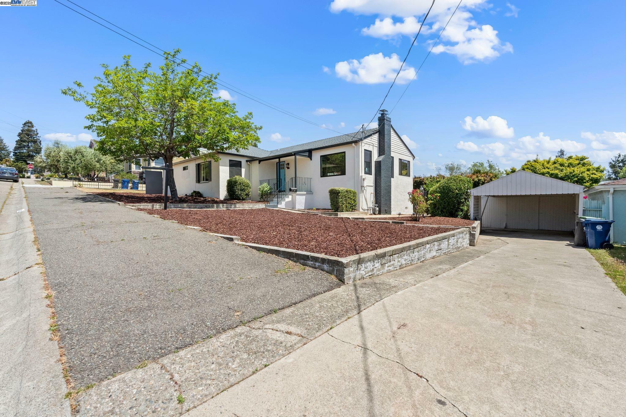 Property Photo: 18878 Brickell Way CA 94546