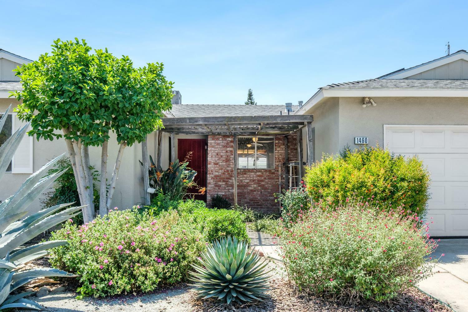 Property Photo: 1460 Santa Ana Avenue CA 93611