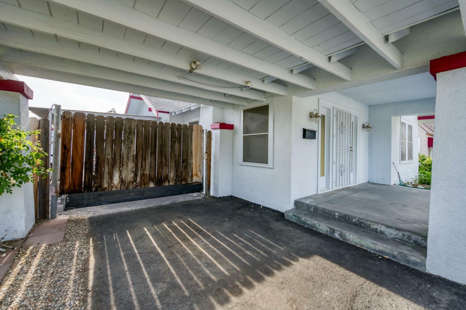 Property Photo: 1643 N Thorne Avenue CA 93704