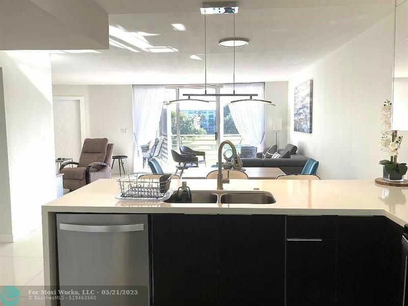 Property Photo: 565 Oaks Ln 305 FL 33069