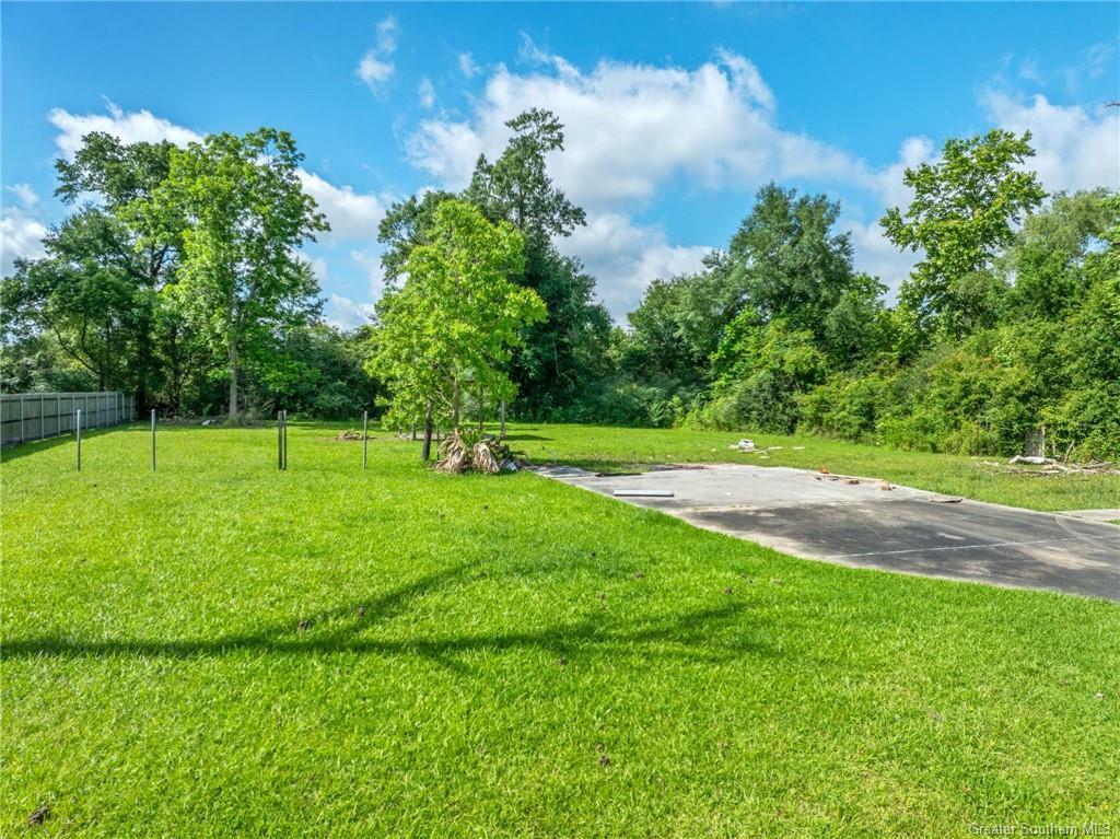 Property Photo: 2235 Pinewood Drive S LA 70607