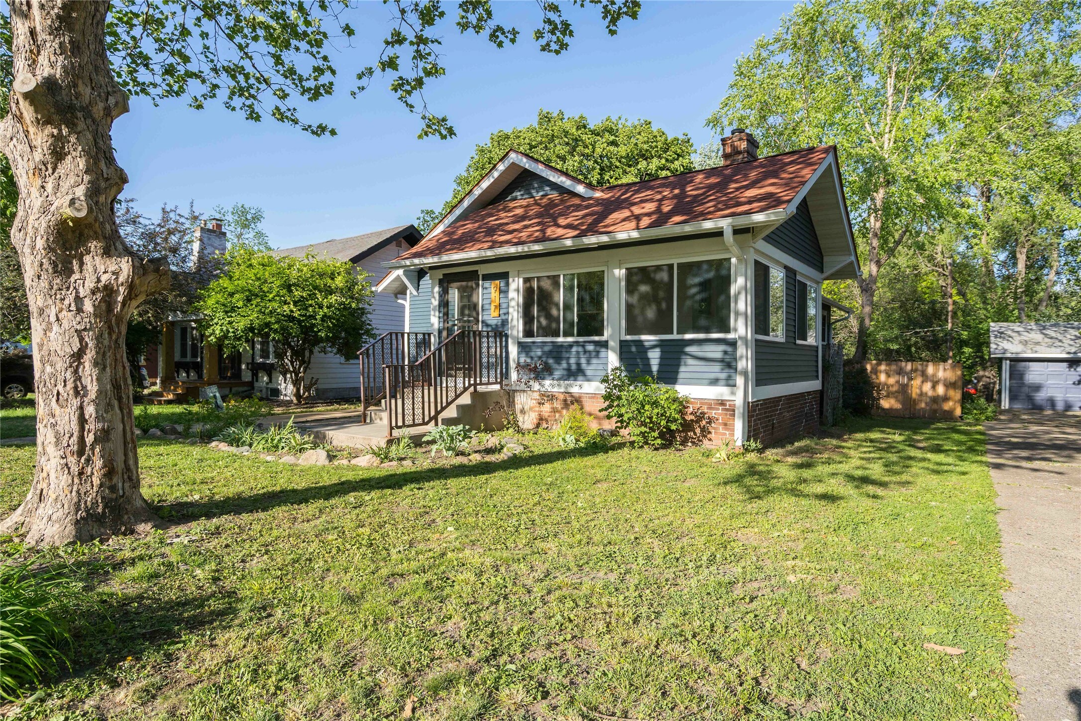 Property Photo: 917 38th Street IA 50312