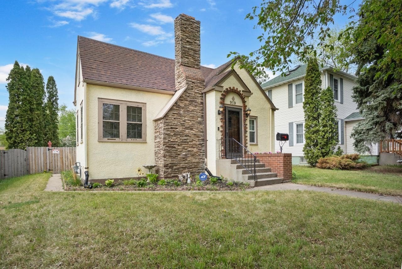 Property Photo: 919 3rd St NE ND 58703