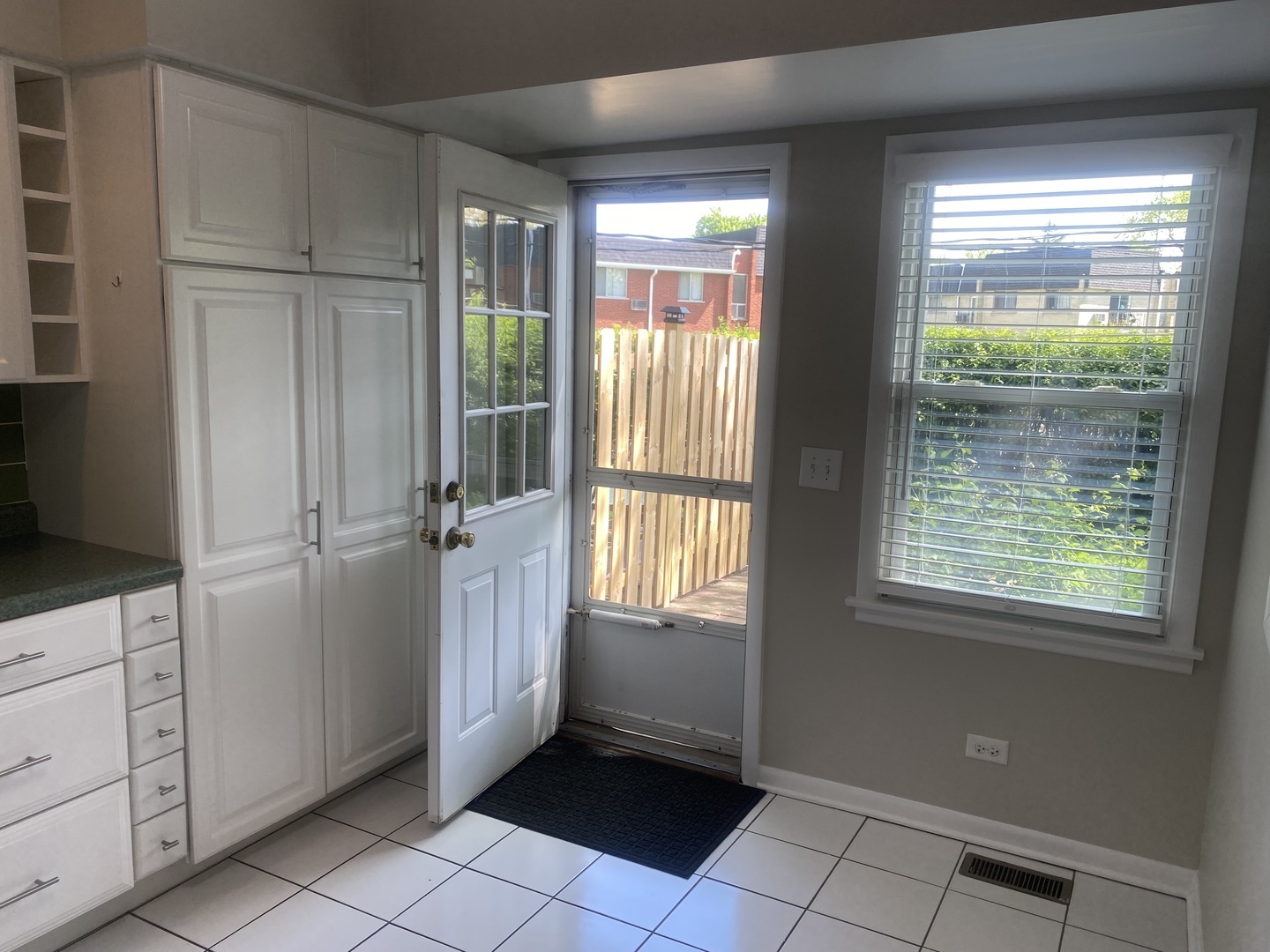 Property Photo: 419 E Valley Lane IL 60004