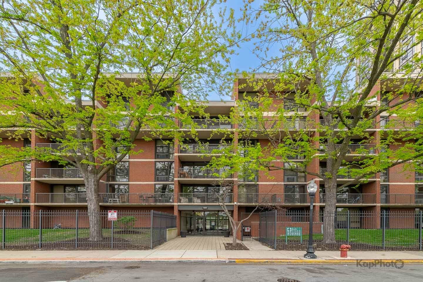 Property Photo: 3021 S Michigan Avenue 102 IL 60616