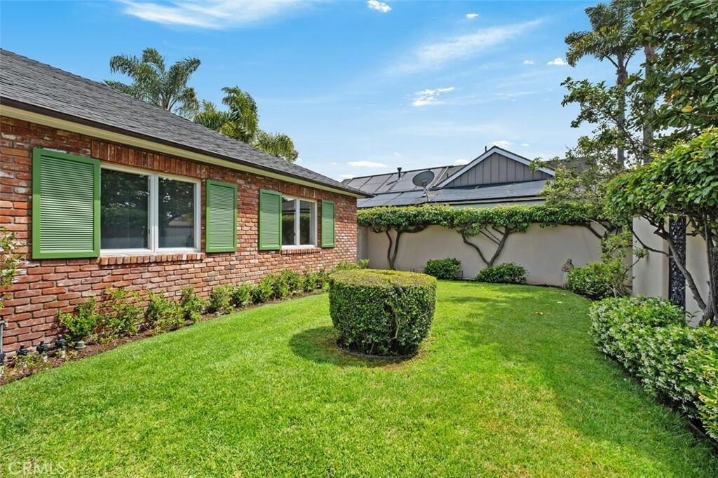 Property Photo: 1112 Pembroke Lane CA 92660