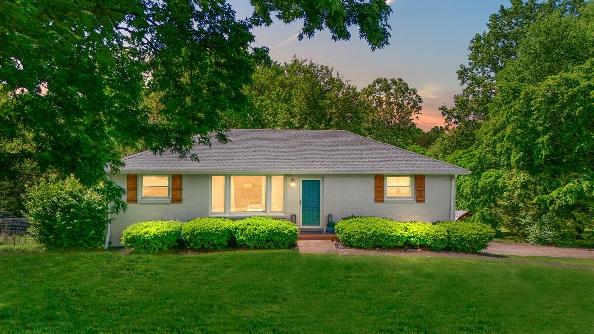 Property Photo: 1304 Cheshire Dr TN 37207