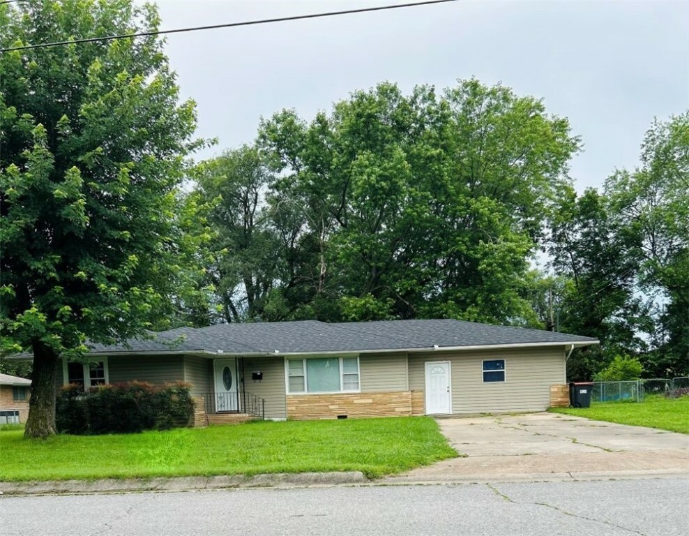 Property Photo: 1002 N Pleasant Street AR 72764