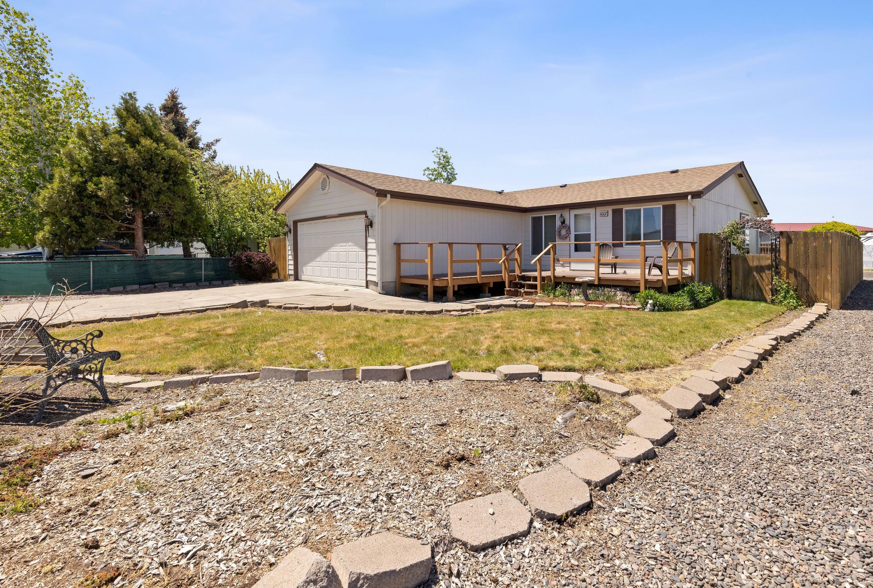 Property Photo: 1007 NW Teal Loop OR 97754