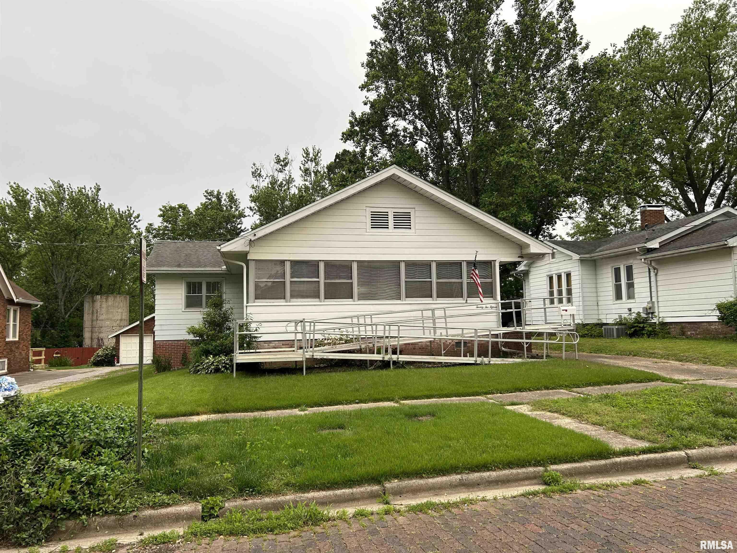 Property Photo: 2215 Clay Street IL 62966