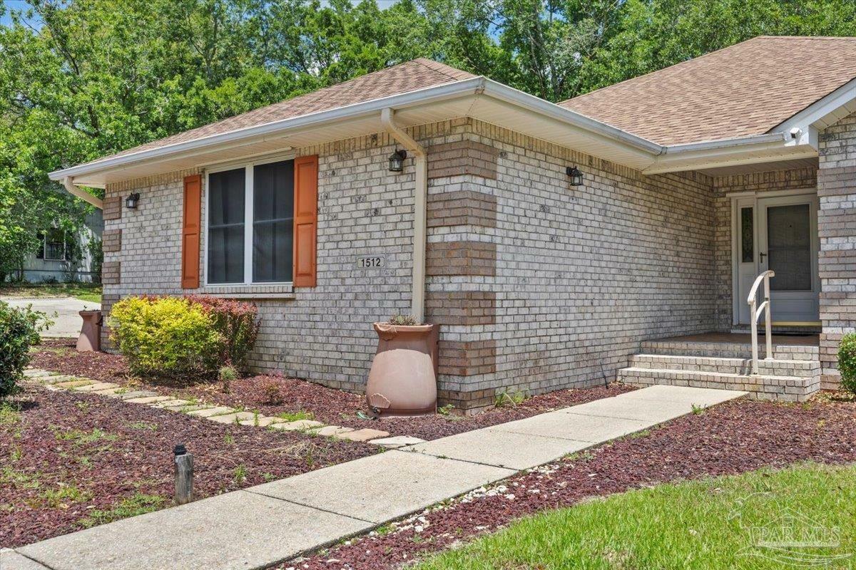 Property Photo: 1512 Hunters Creek Cir FL 32533
