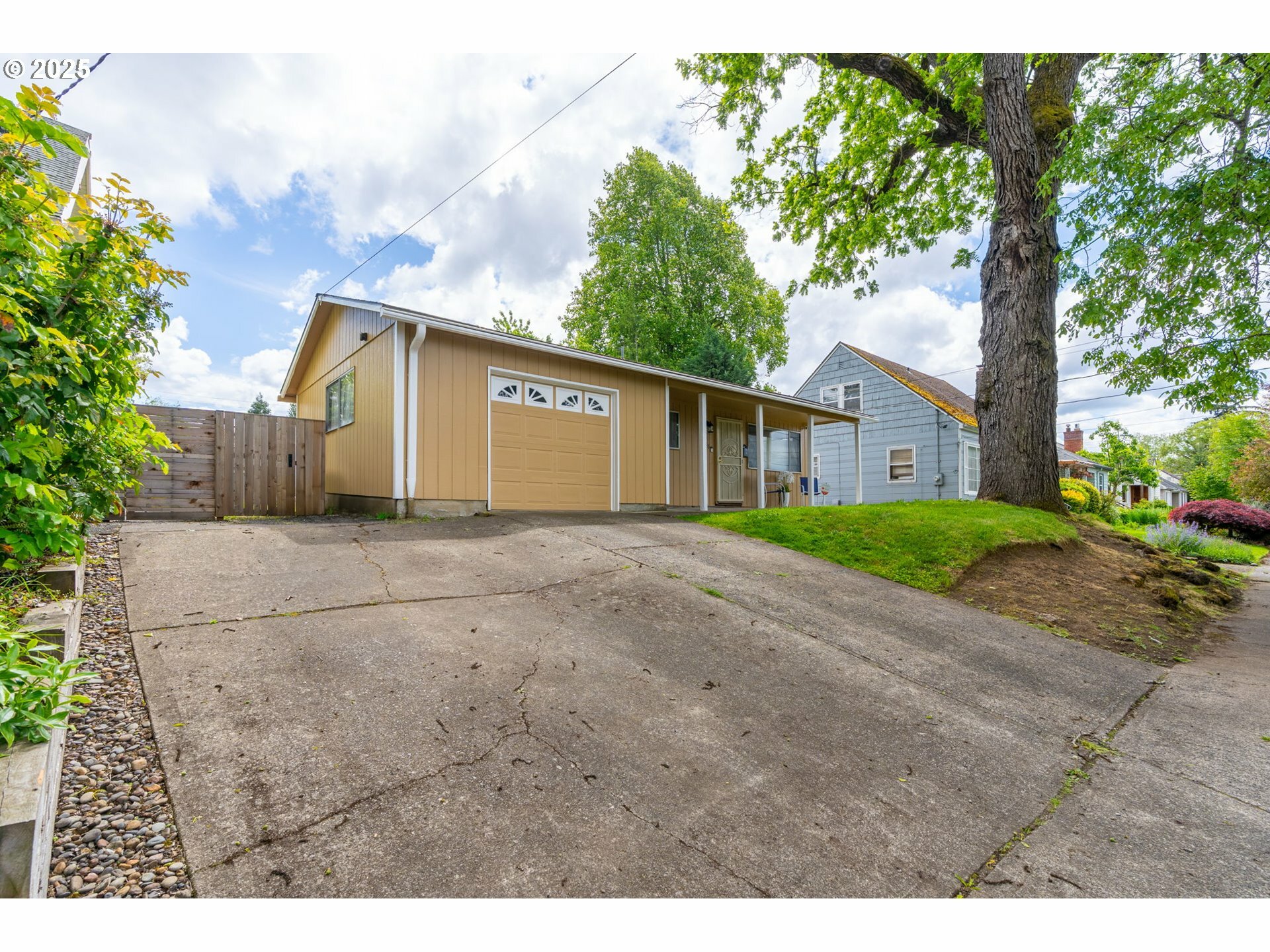 Property Photo: 1936 NE Saratoga St OR 97211