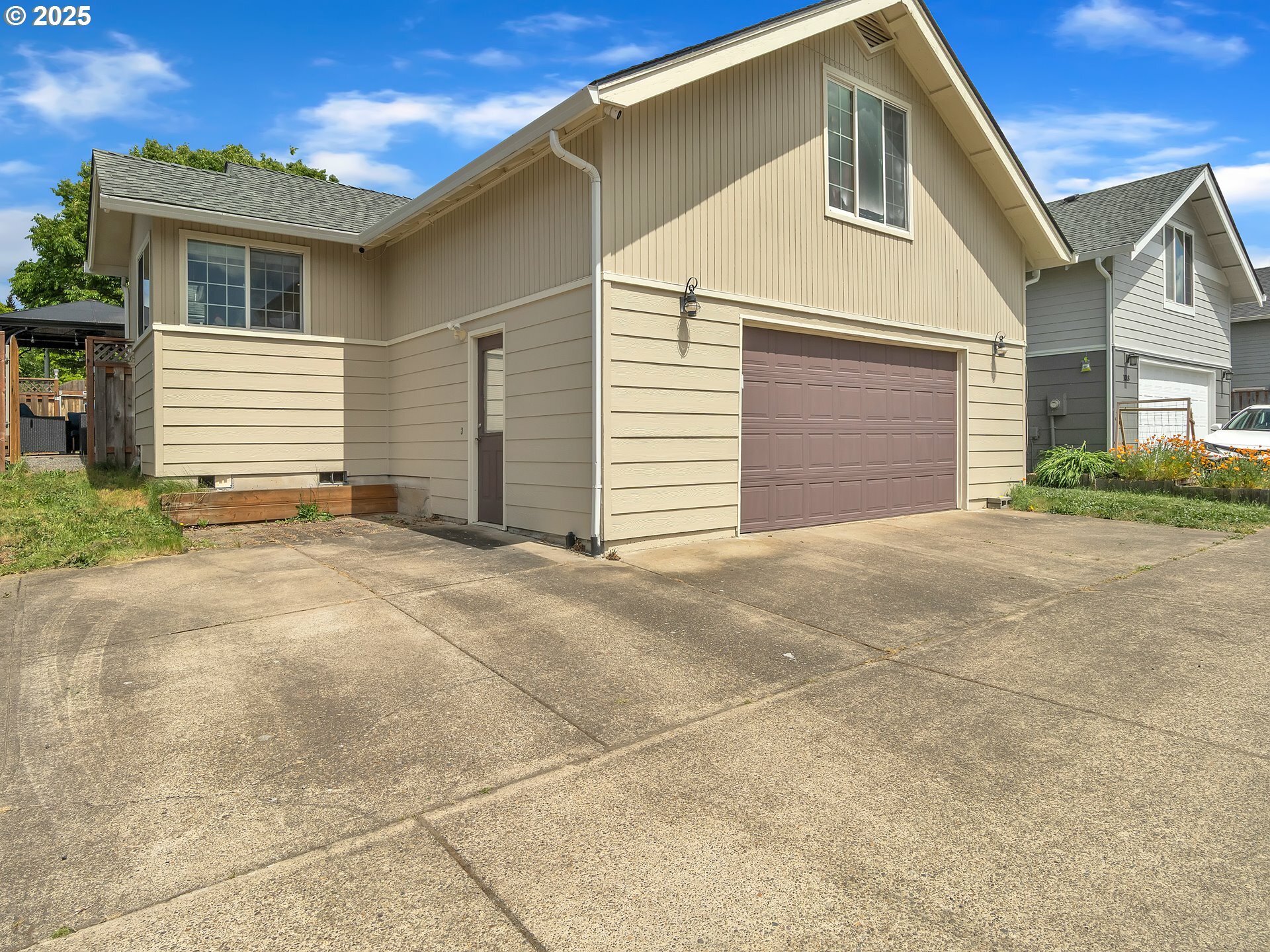 Property Photo: 1012 E Foothills Dr OR 97132
