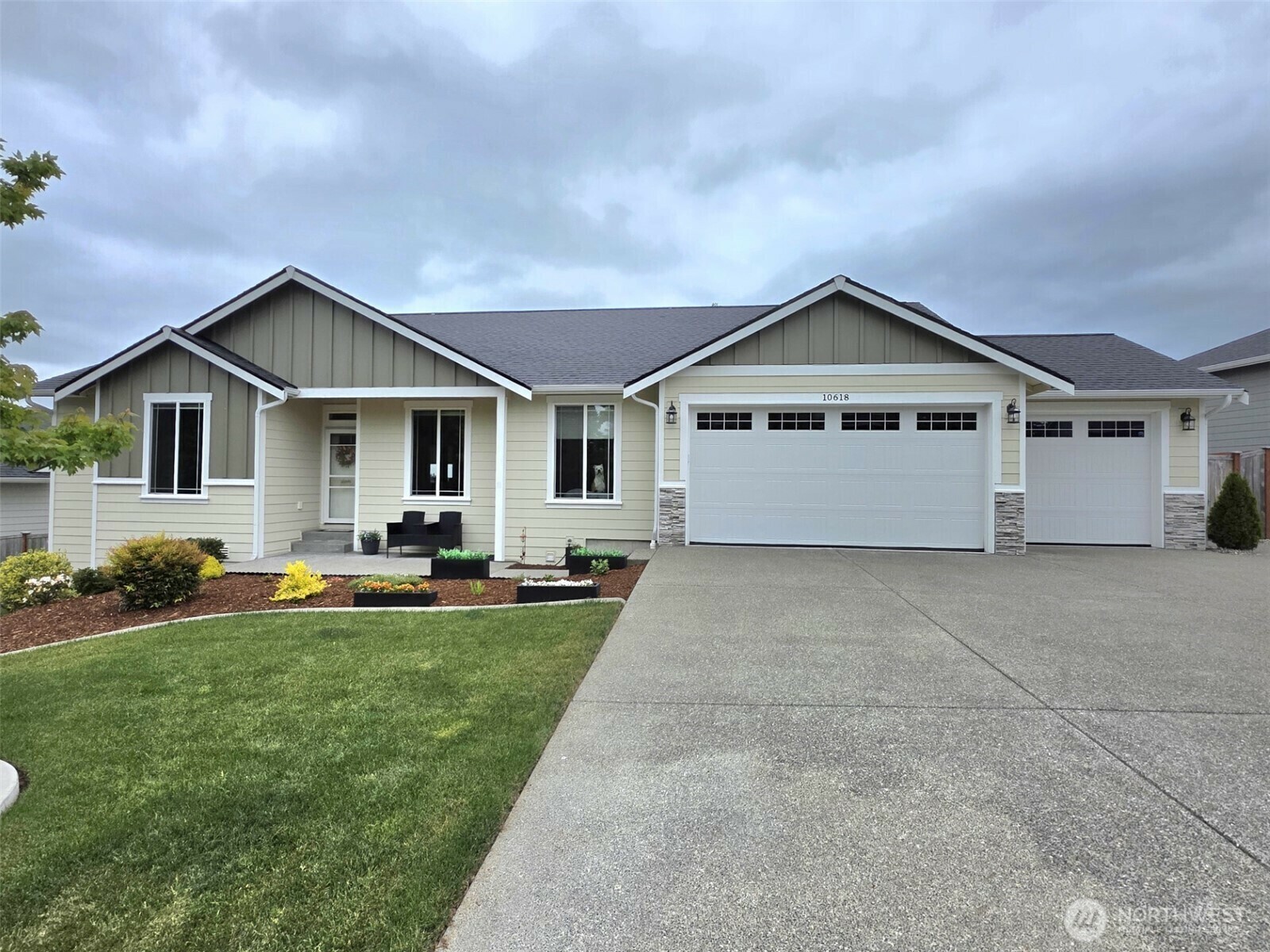 Property Photo: 10618 Palisades Street SE WA 98597