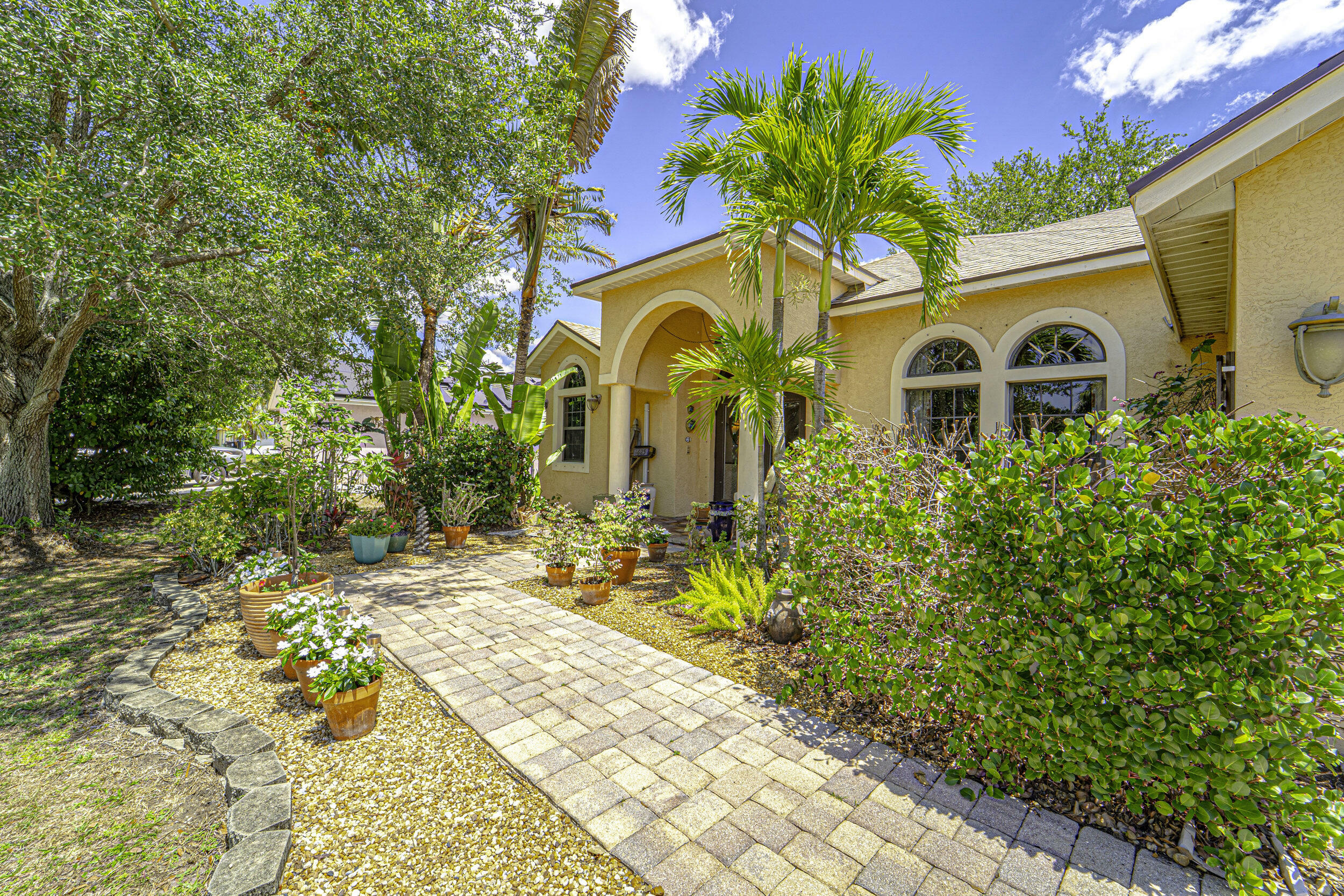 Property Photo: 1613 SW Cecelia Lane FL 34953