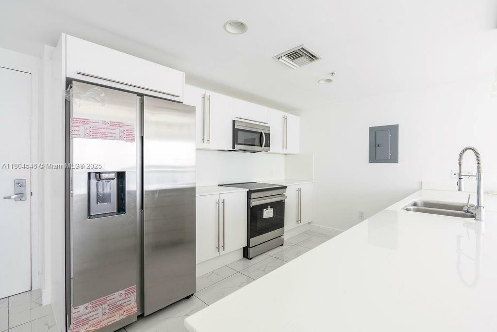 Property Photo: 665 NE 25th St 405 FL 33137