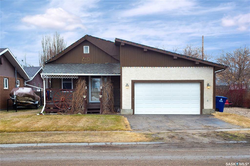 Property Photo:  204 5th Avenue  SK S0K 0A0 