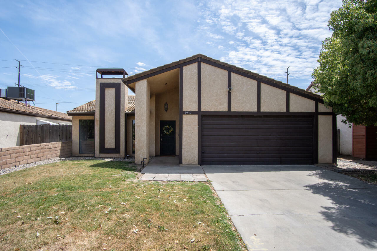 Property Photo: 1937 S Royal Oaks Drive CA 93277
