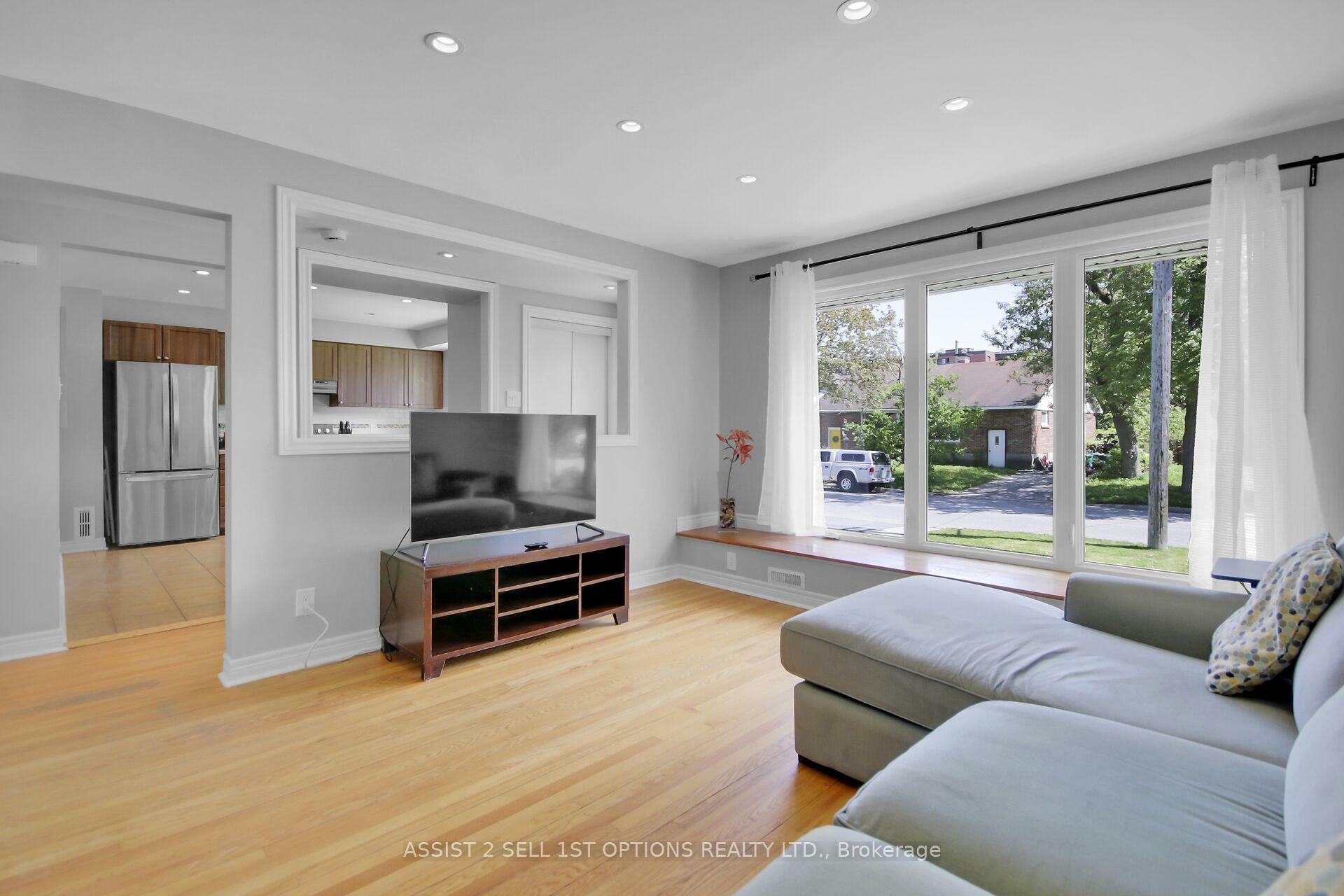 Property Photo:  1415 Chatelain Avenue  ON K1Z 8A9 