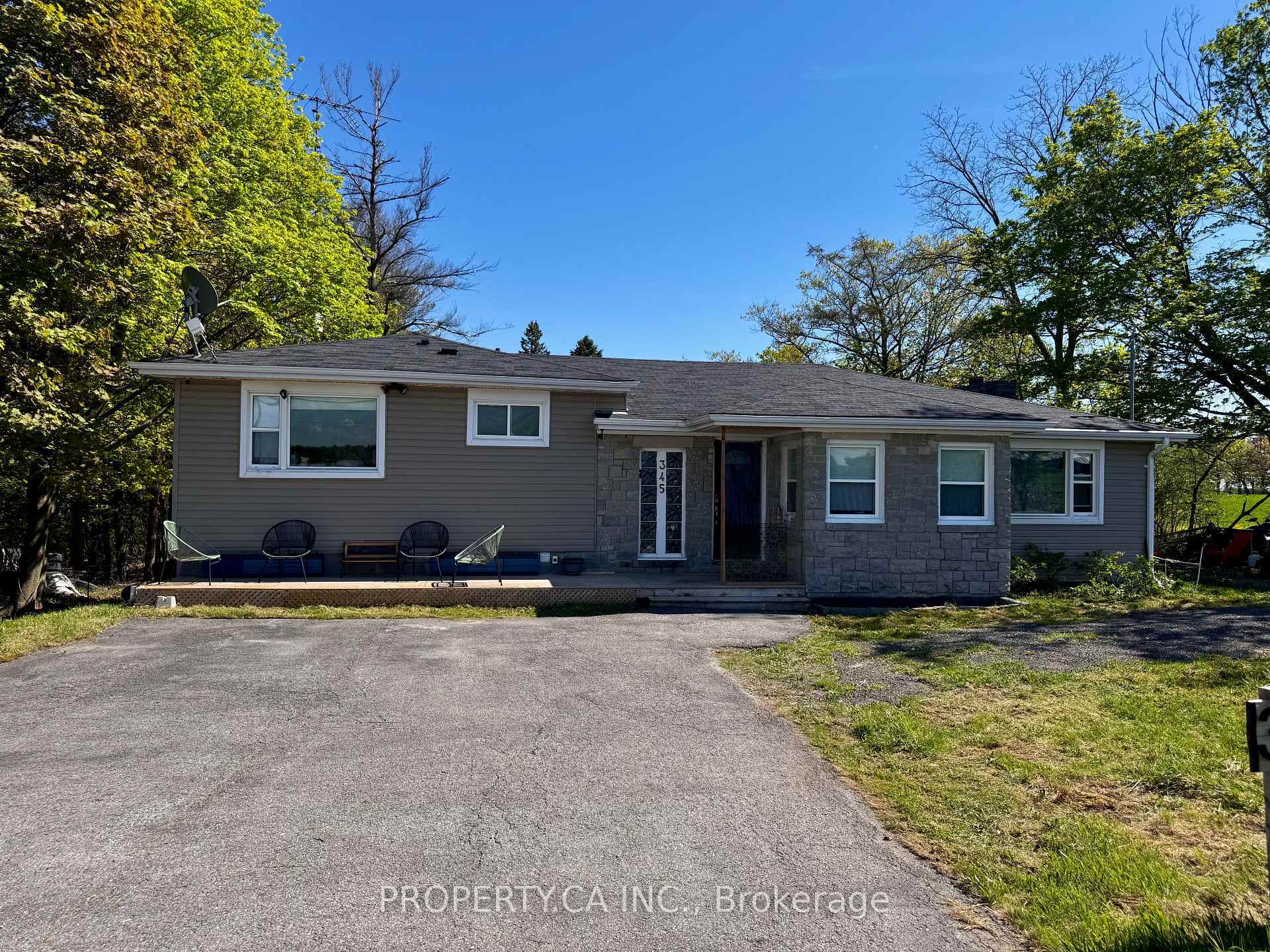 Property Photo: 345 Myrtle Road E ON L1H 7K4