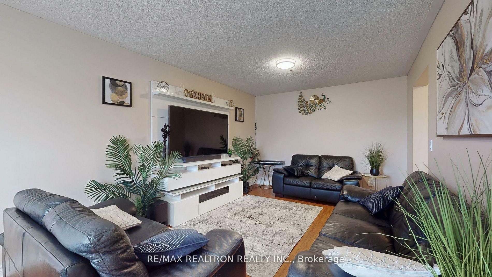 68 Heathcliffe Square  Brampton ON L6S 5R5 photo