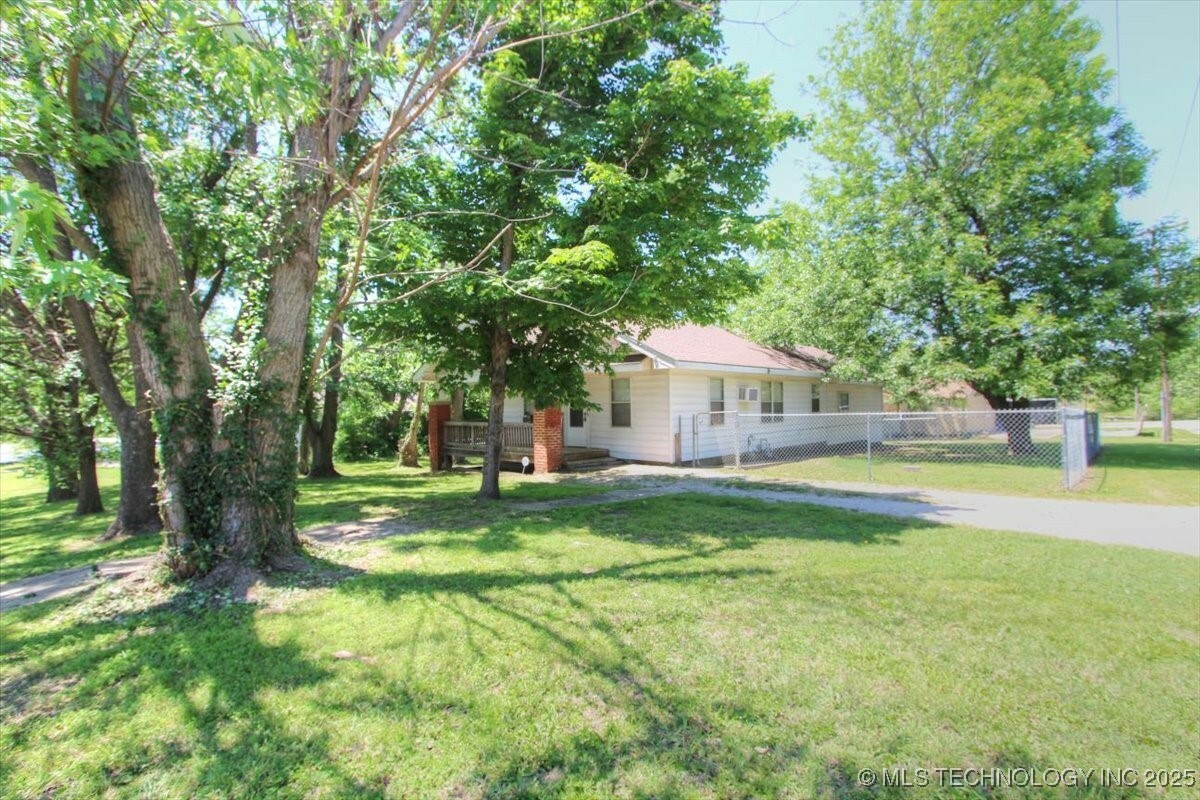 Property Photo: 206 S Hickory Street OK 74048