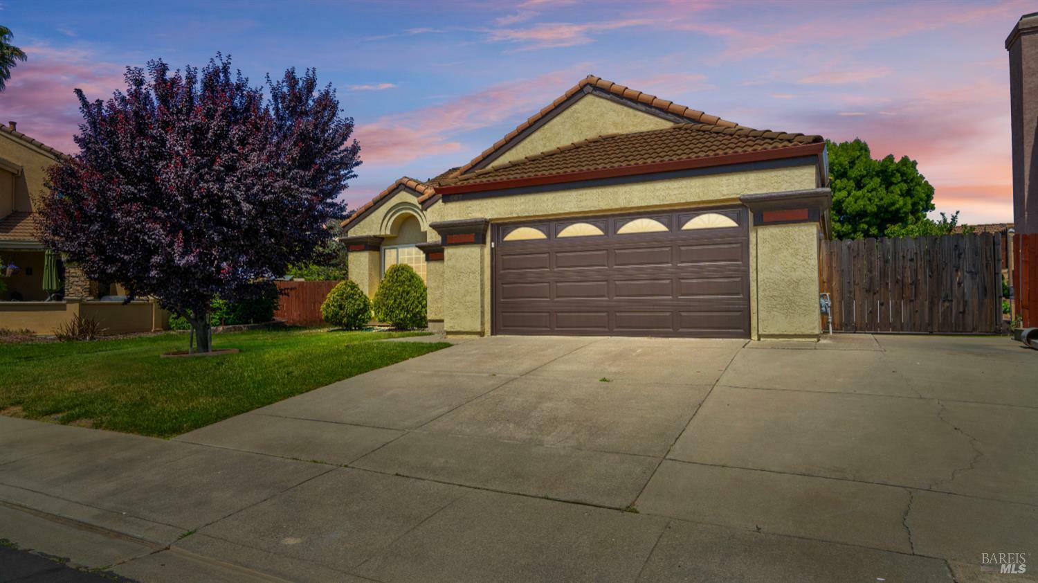 Property Photo: 667 Laurelwood Circle CA 95687