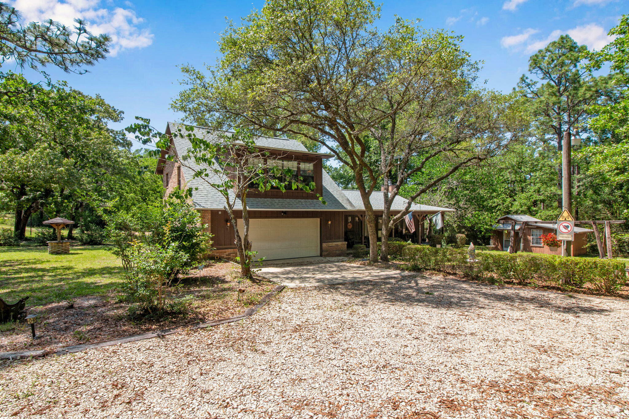 Property Photo: 2509 S Lakeview Drive FL 32536