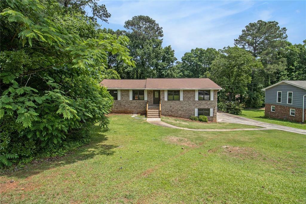 Property Photo: 530 Village Green Court SW GA 30047