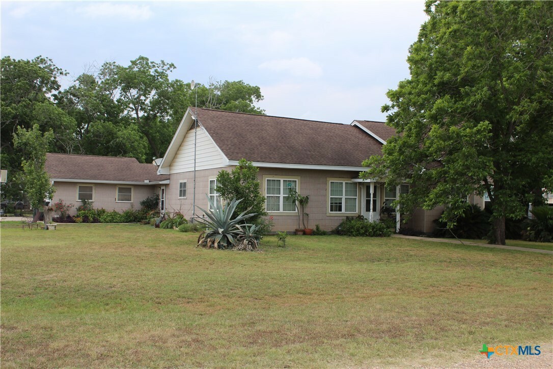 Property Photo: 302 E 5th TX 78141