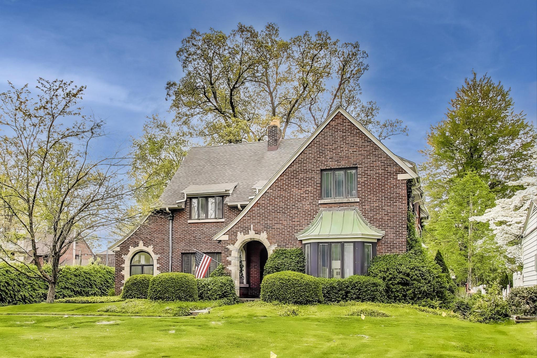 Property Photo: 213 Kenwood Place IN 46360