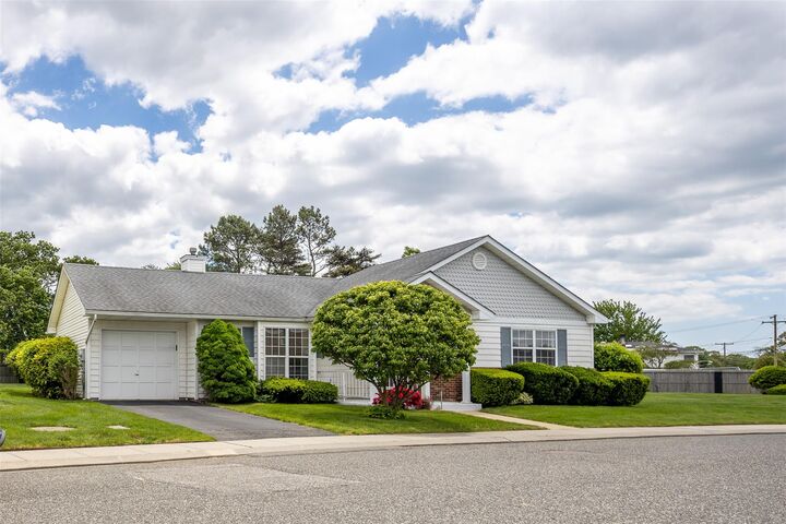 24 Pilar Lane  Oakdale NY 11769 photo