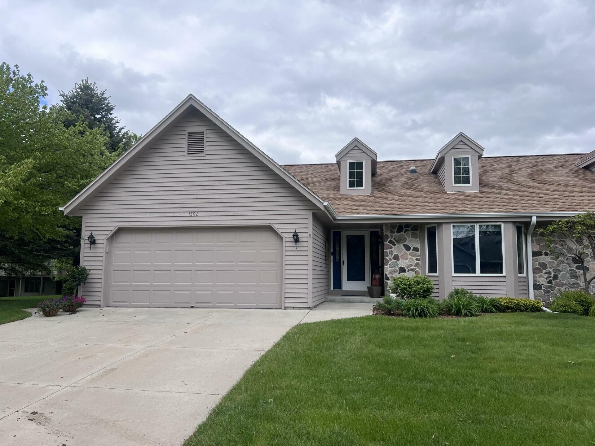 Property Photo: 1502 Ridgewood Dr D-7 WI 53095