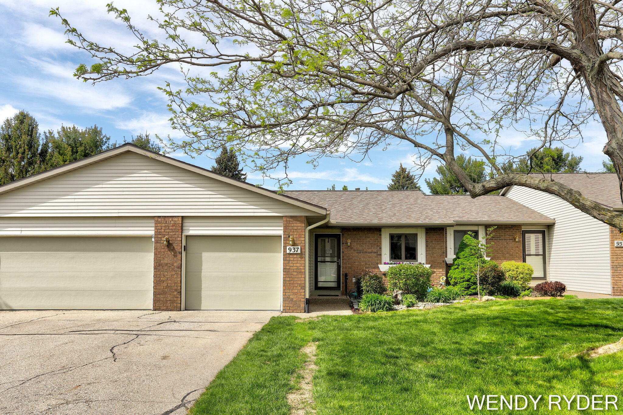Property Photo: 937 Village Court MI 49423