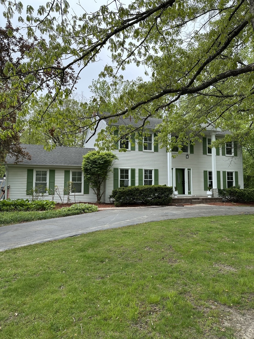Property Photo: 1887 White Fence Lane IL 60048