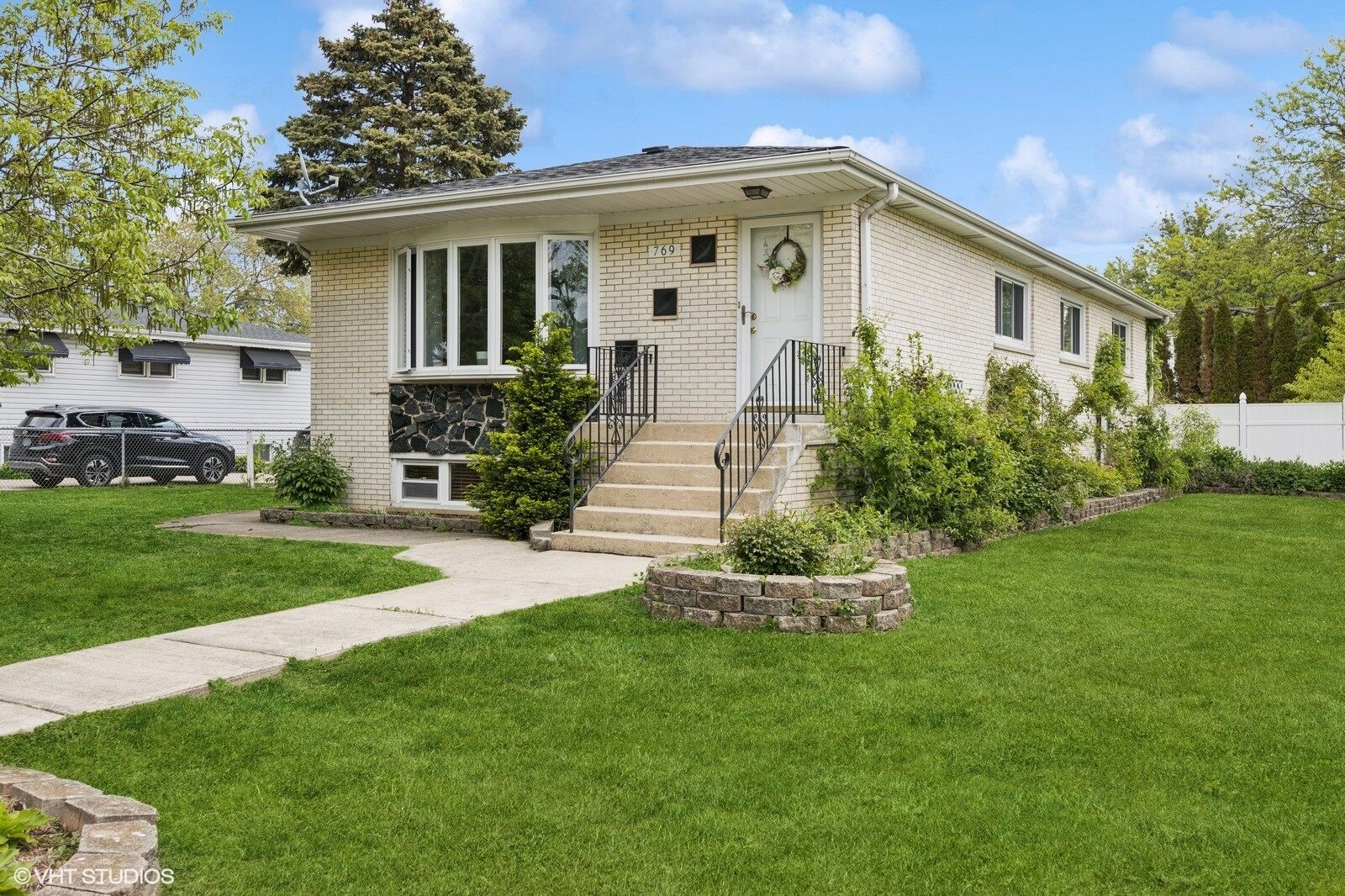 Property Photo:  769 N Eastland Street  IL 60126 