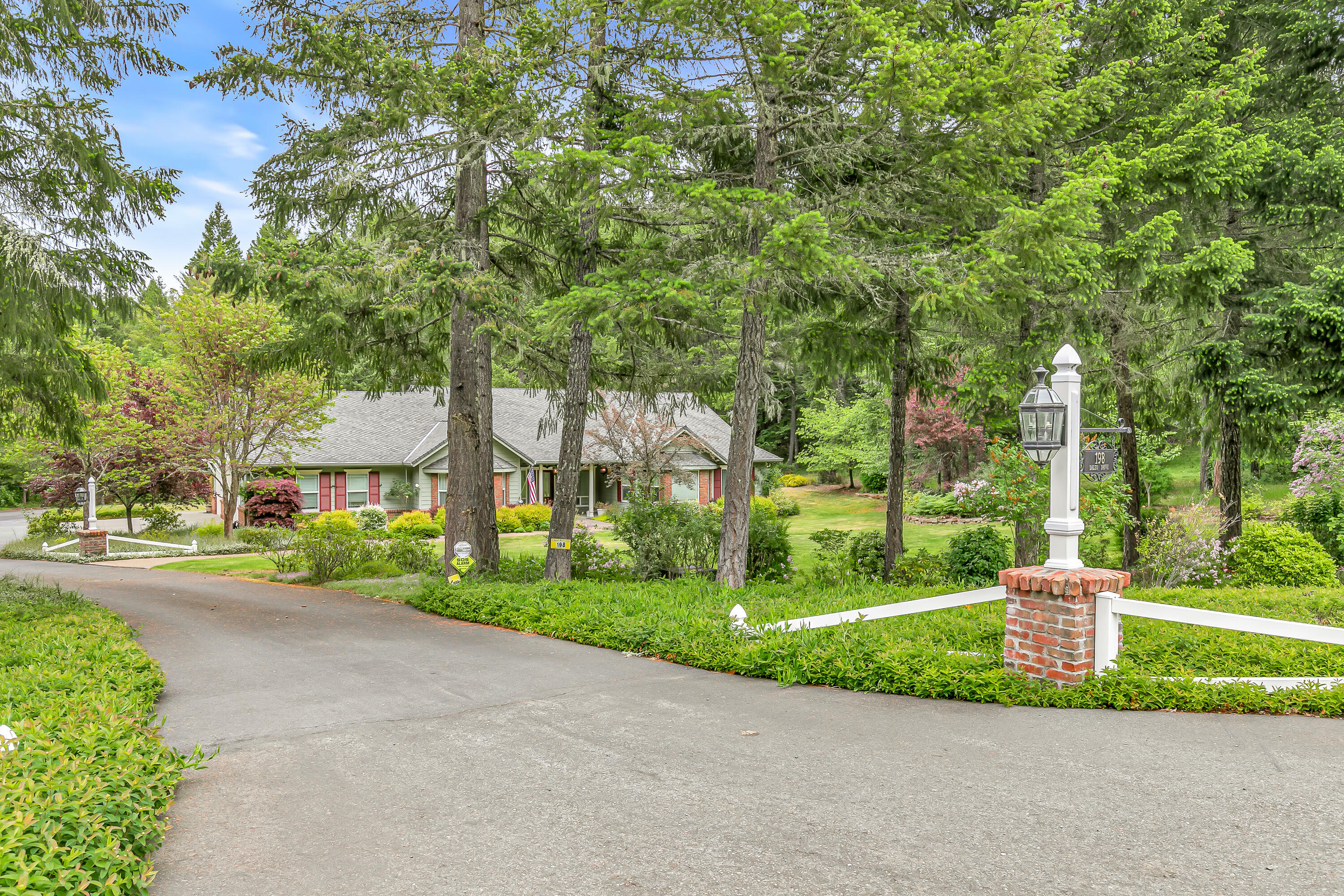 Property Photo: 198 Daleo Drive OR 97527