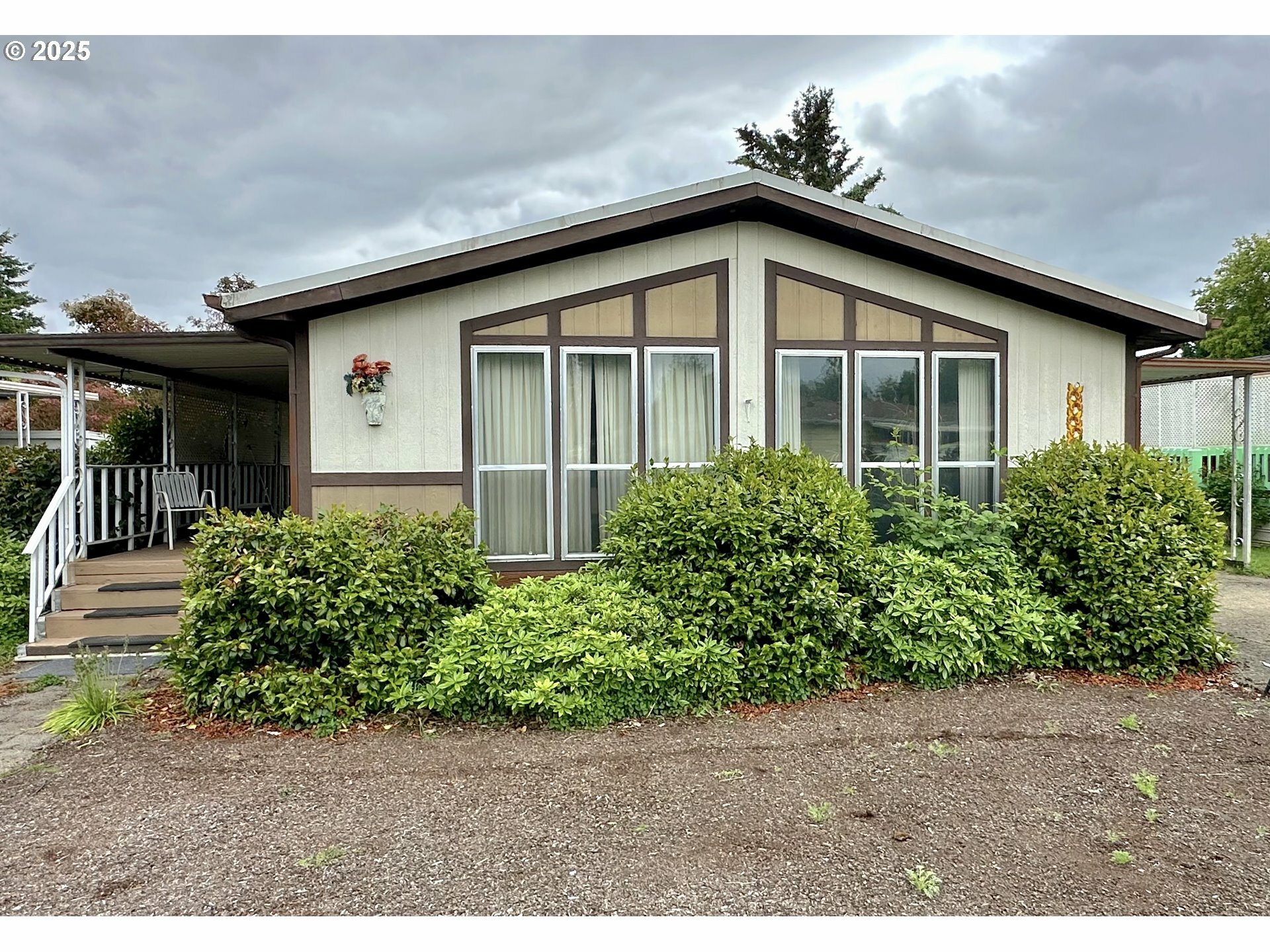 Property Photo: 1400 Candlelight Dr 99 OR 97402