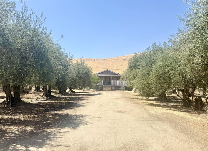Property Photo:  36189 Road 196  CA 93286 