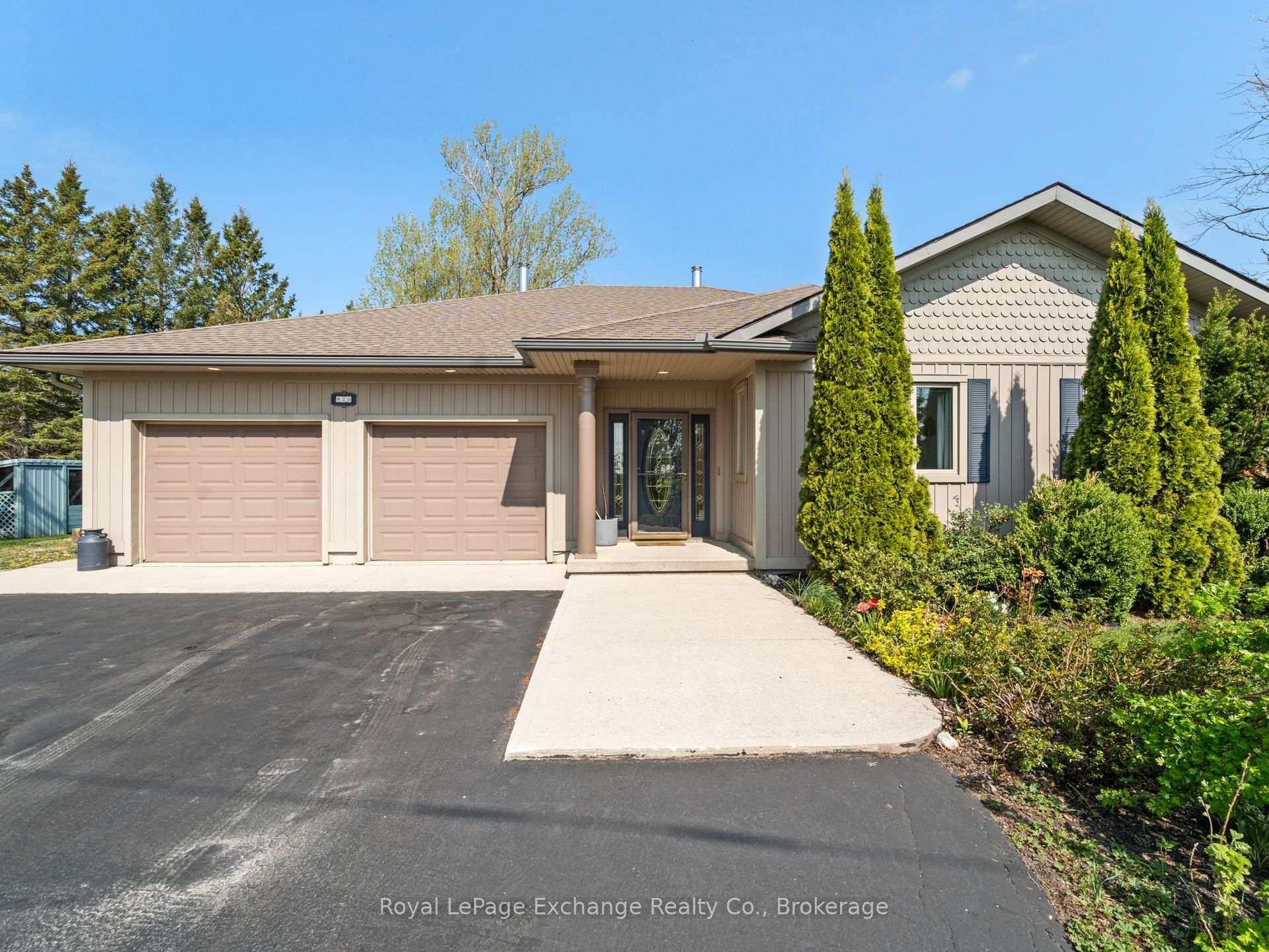 Property Photo: 820 Lake Range Drive ON N2Z 0B3