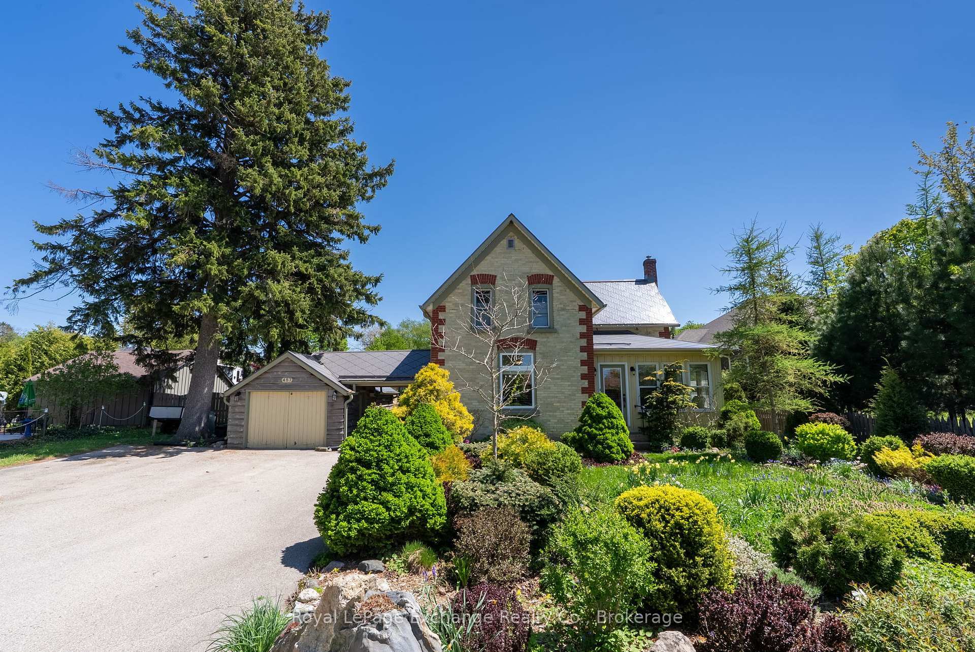 Property Photo: 457 Penetangore Row S ON N2Z 2J7