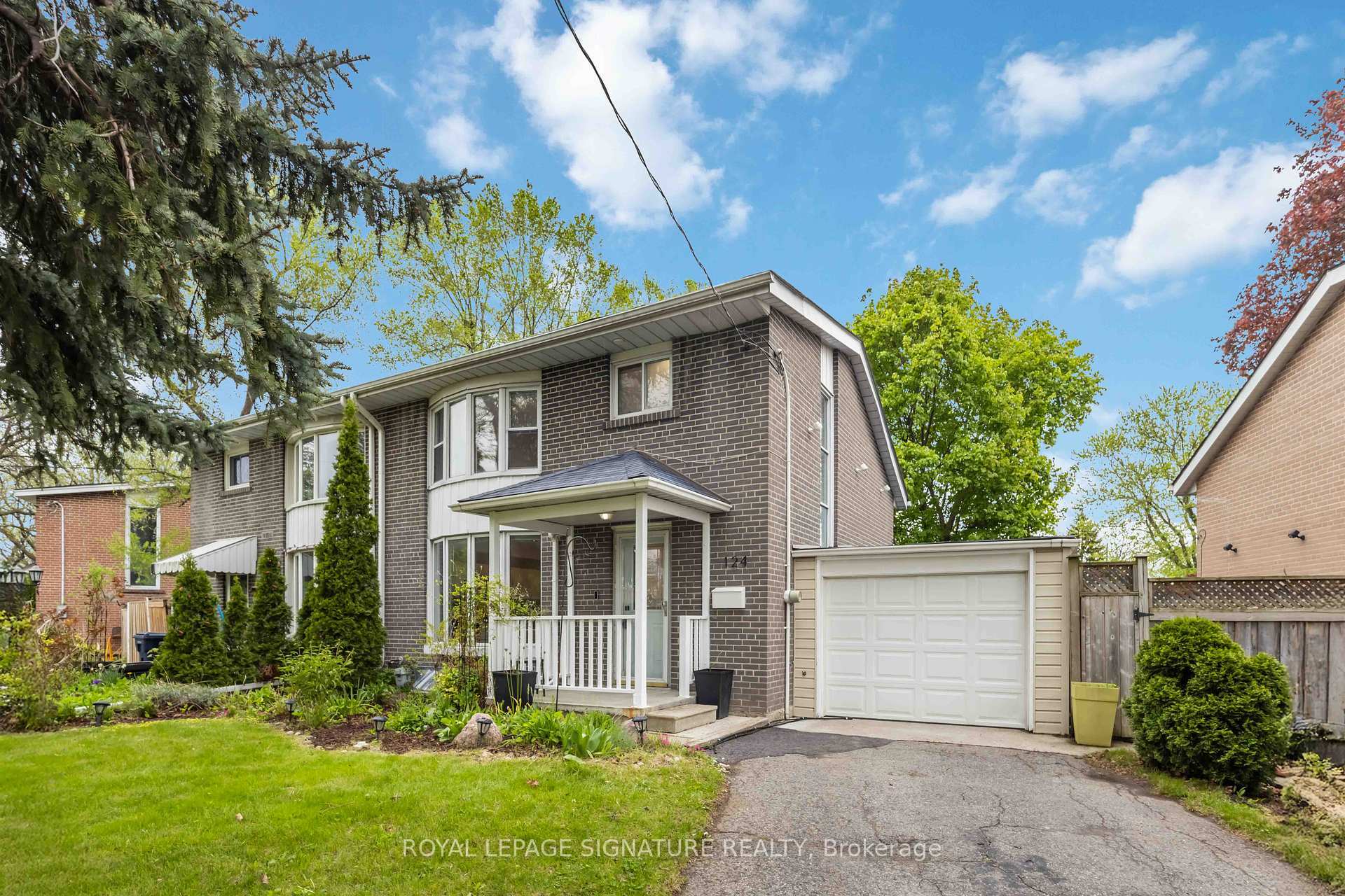 Photo de la propriété: 124 Marbury Crescent ON M3A 2G4