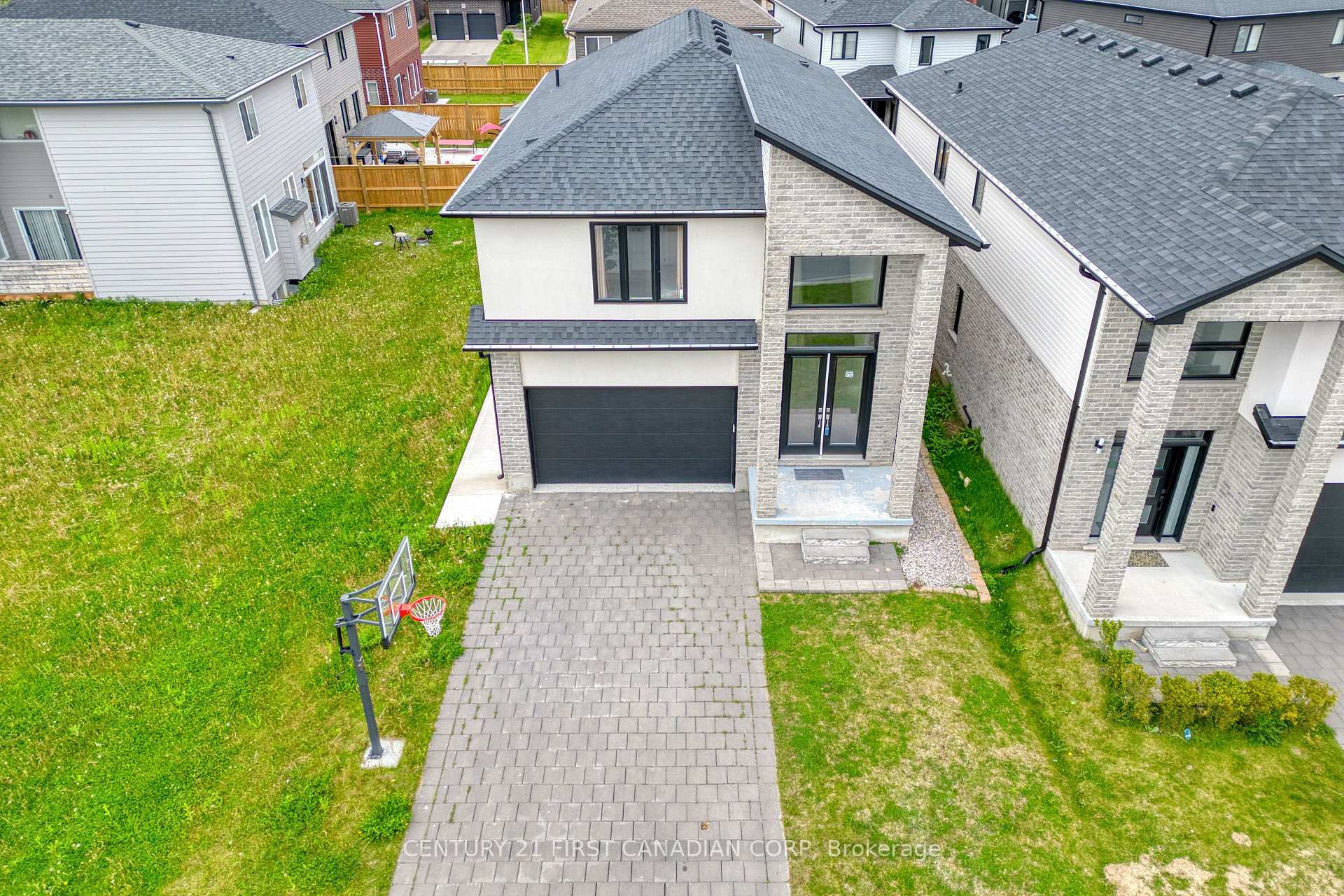 Photo de la propriété: 1285 Sandbar Street ON N6G 0Y3