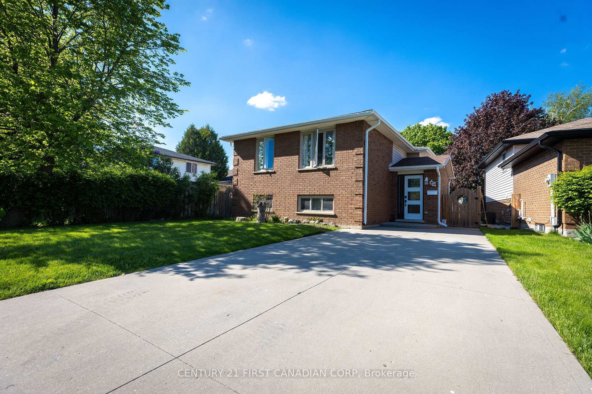 Photo de la propriété: 64 Portsmouth Road ON N5V 4E2
