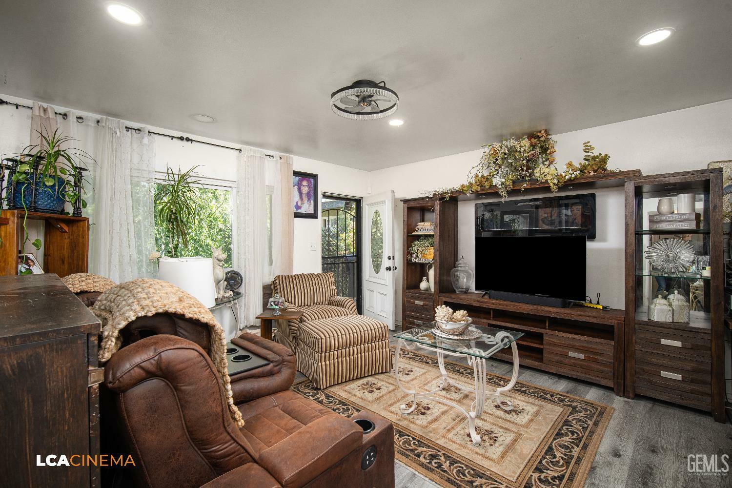 Property Photo: 1102 Oleander Avenue CA 93304