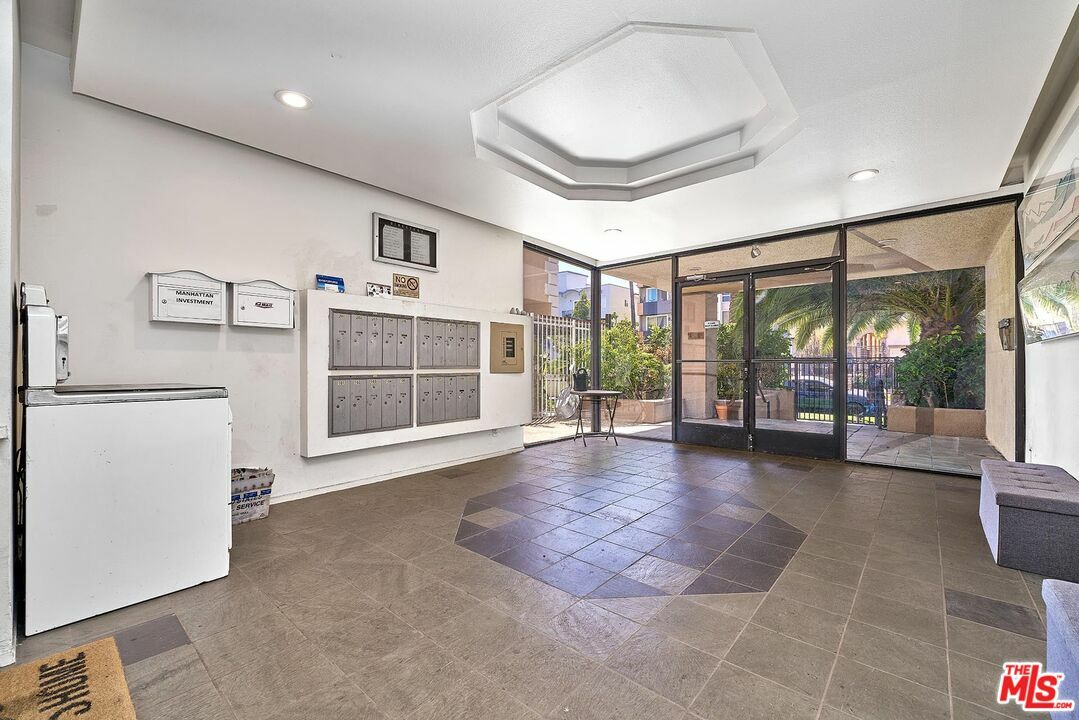Property Photo: 326 S Manhattan Pl CA 90020