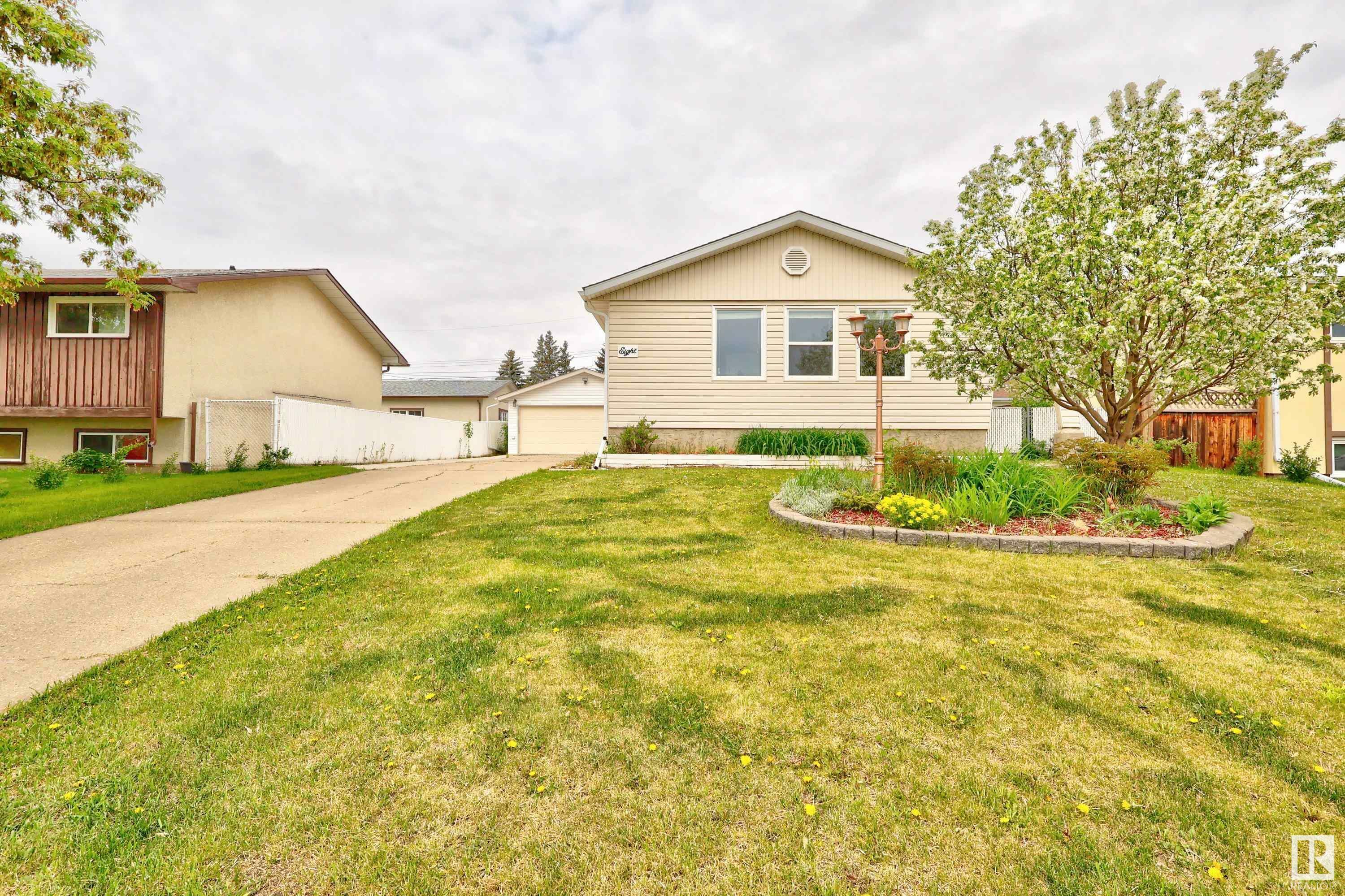Property Photo: 8 Linden St Street AB T7X 2G4